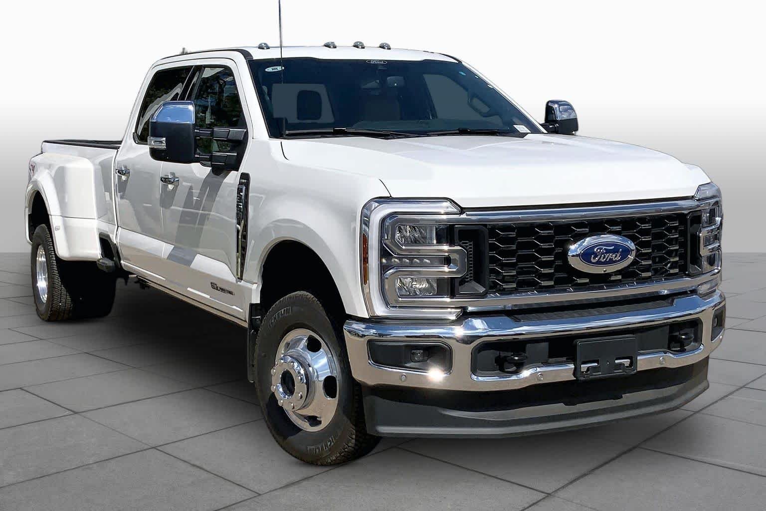 New 2026 Star White Metallic Tri-Coat Ford F-350® Lariat® image 2