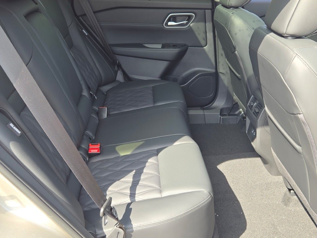 New 2026 Champagne Silver Metallic / Super Black Two-tone Nissan Platinum image 9