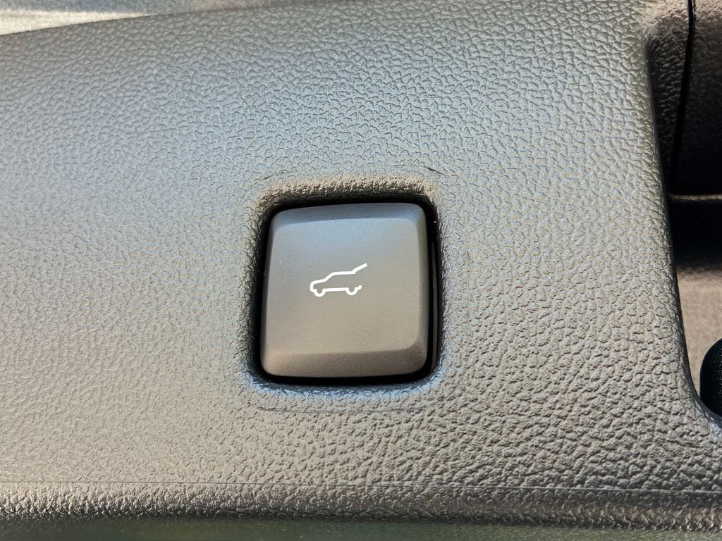 Used 2022 Blue Ford SE image 15