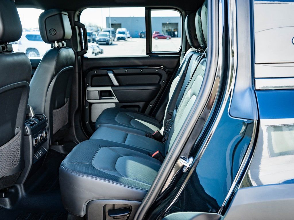 Used 2023 Black Land Rover X-Dynamic SE image 40