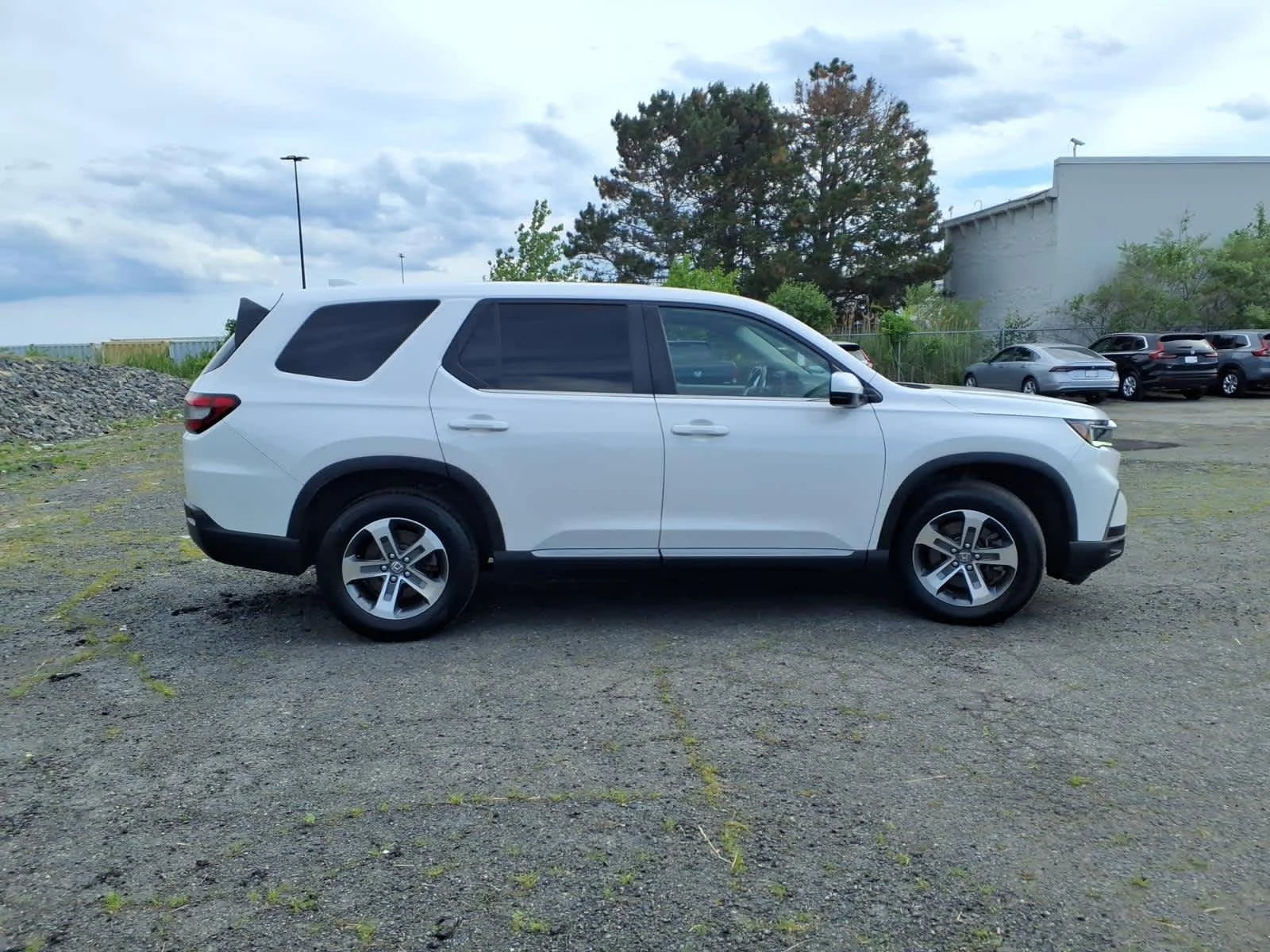Certified Used 2025 Platinum White Pearl Honda EX-L image 4