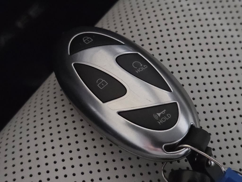 Used 2025 White Hyundai SEL image 36