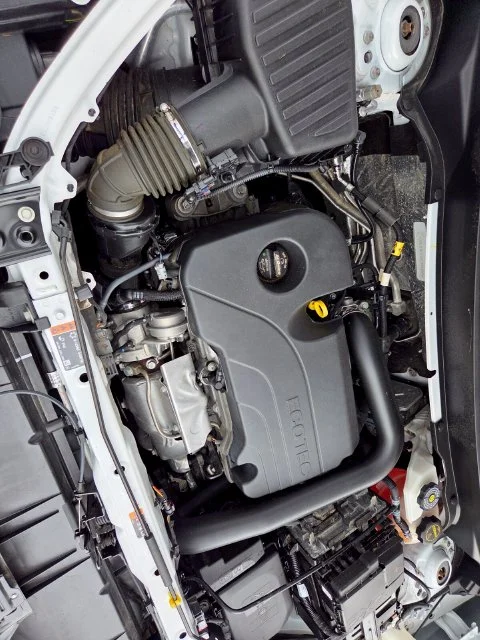 Used 2024 White GMC SLE image 21