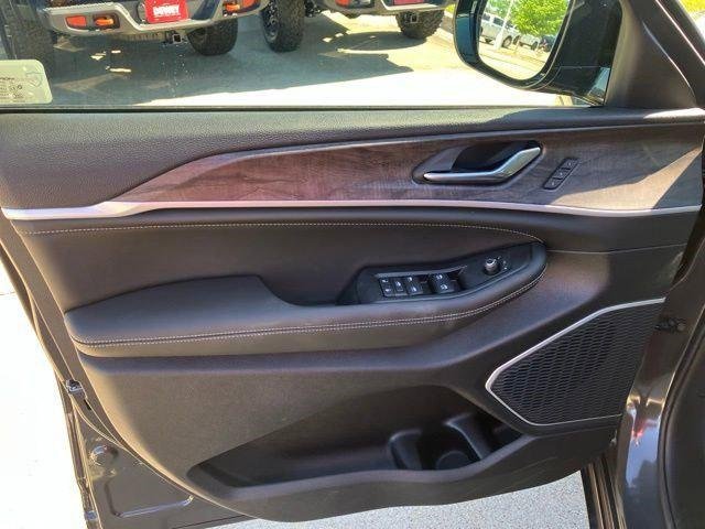 New 2026 Baltic Gray Metallic Clear-Coat Exterior Paint Jeep Limited image 8