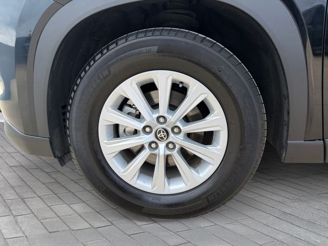 Used 2025 Black Toyota XLE image 9