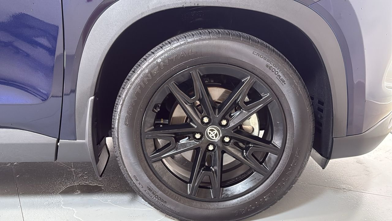 Certified Used 2025  Toyota Platinum image 22