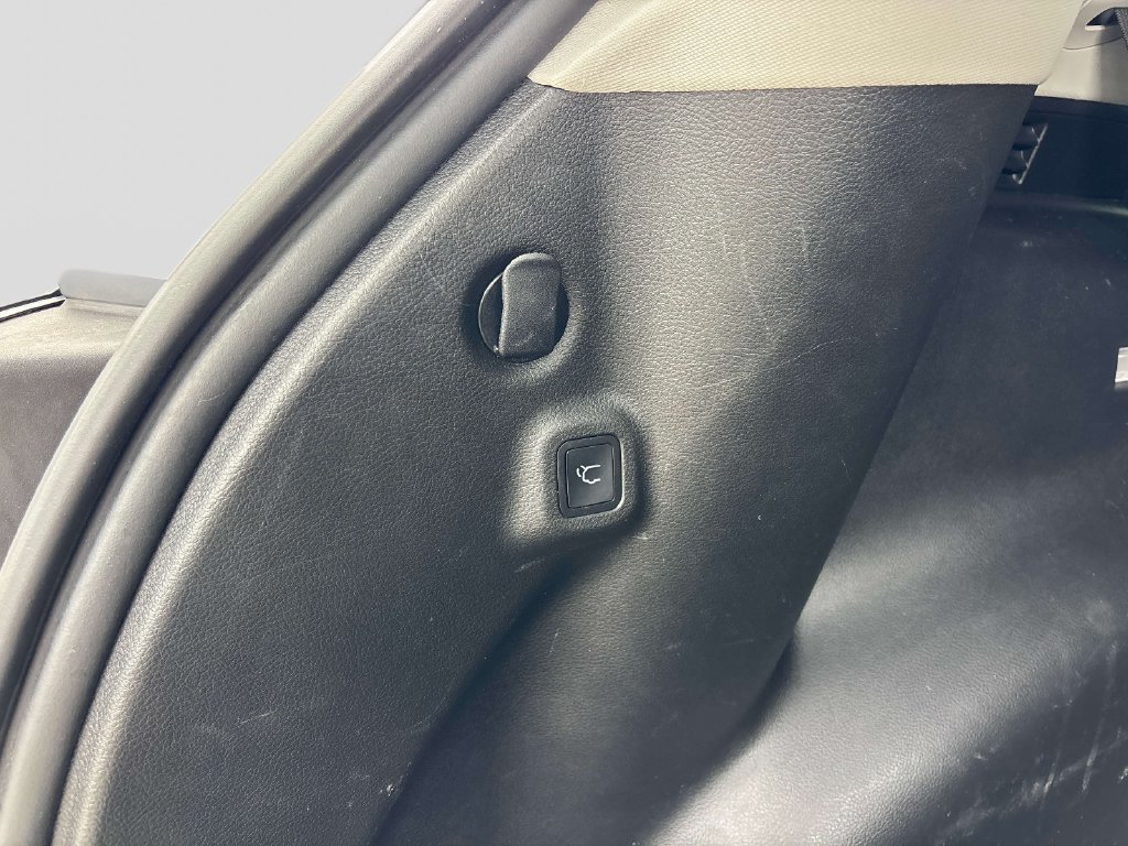 Used 2022 White Jeep Latitude image 15