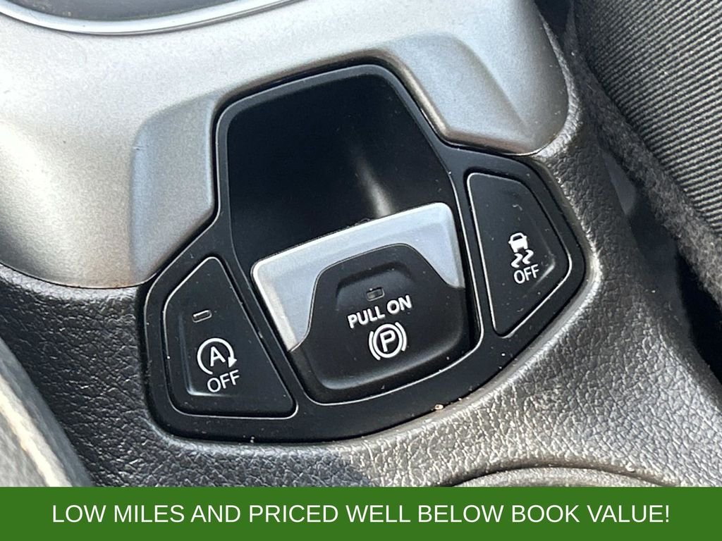Used 2018 Gray Jeep Latitude image 32