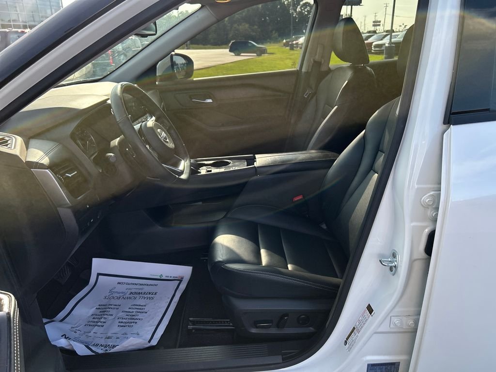 Used 2023 White Nissan SL image 13