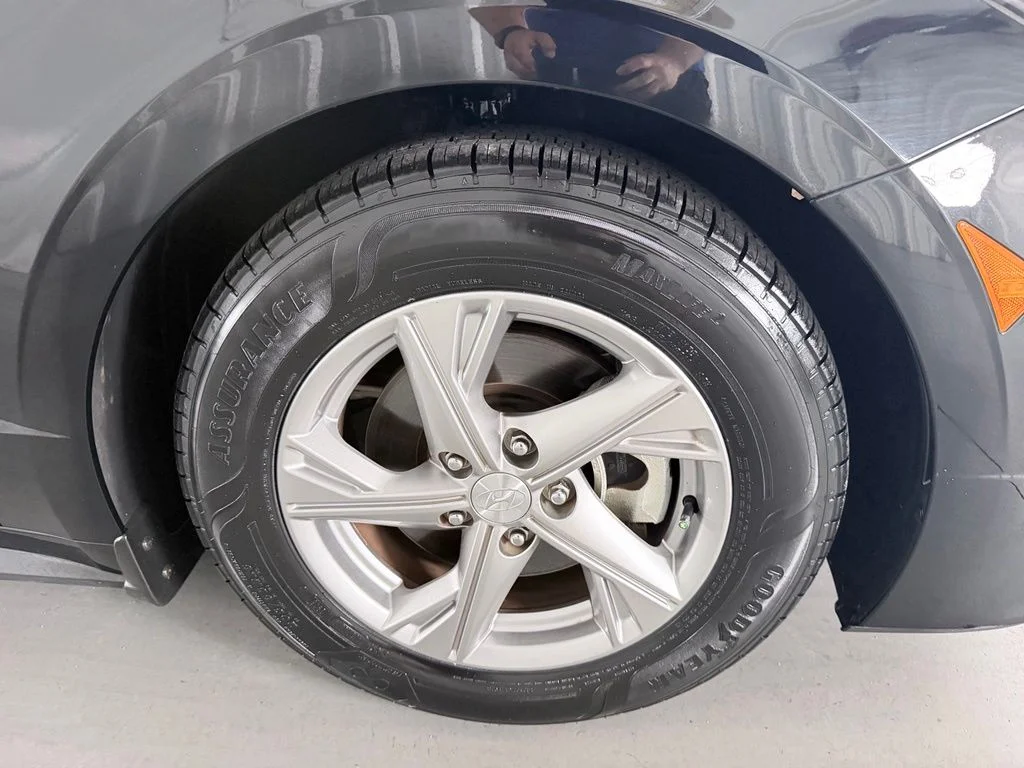 Used 2021 Black Hyundai SE image 4