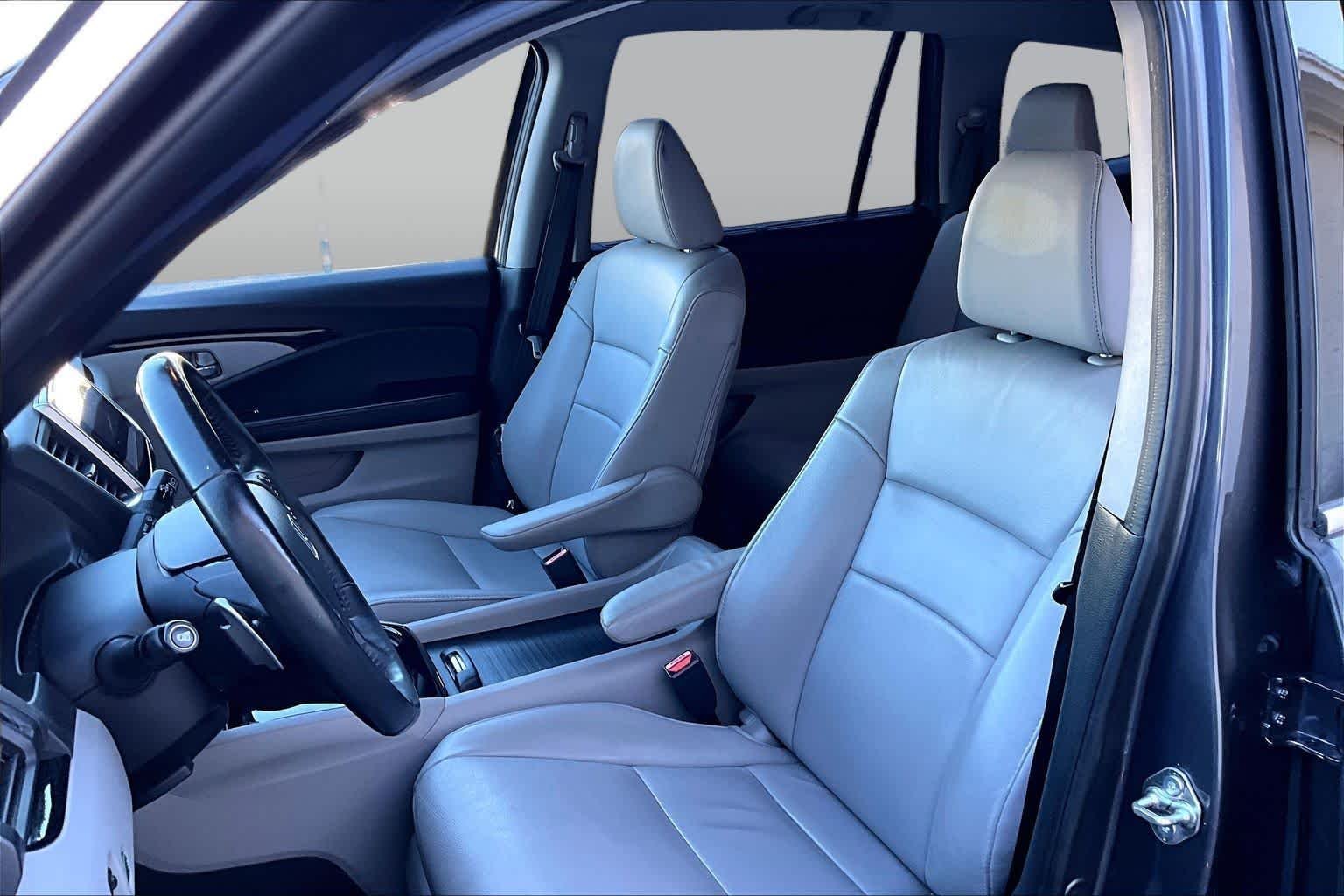 Used 2018 Crystal Black Pearl Honda Touring image 8