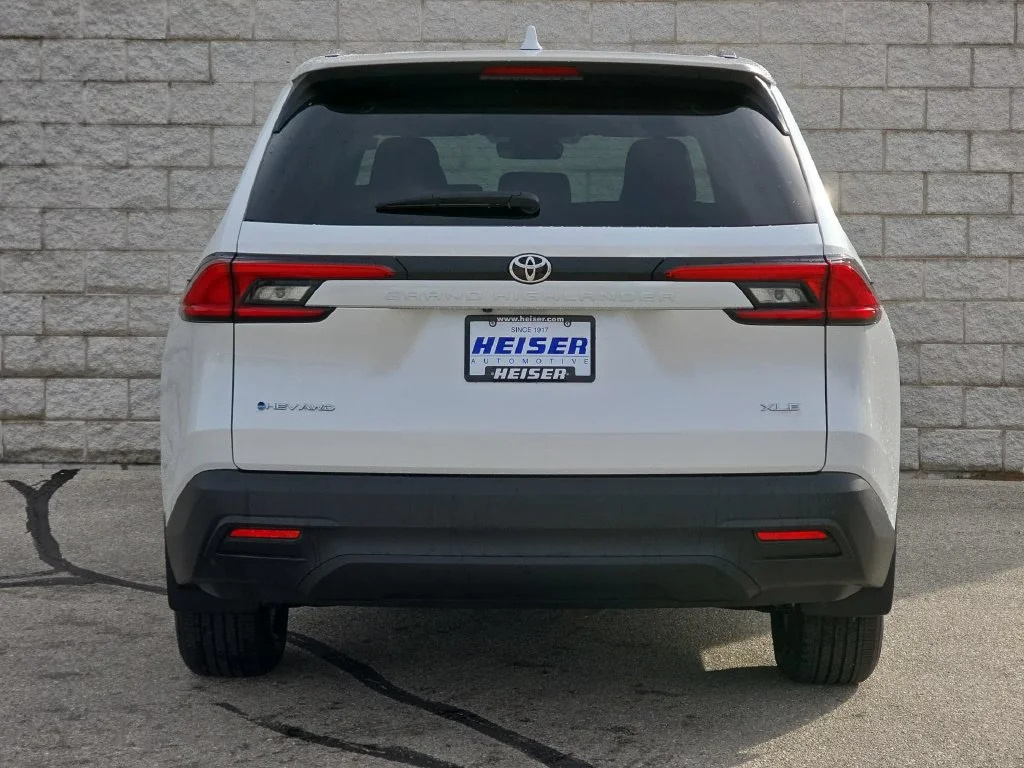 Used 2024  Toyota XLE image 12