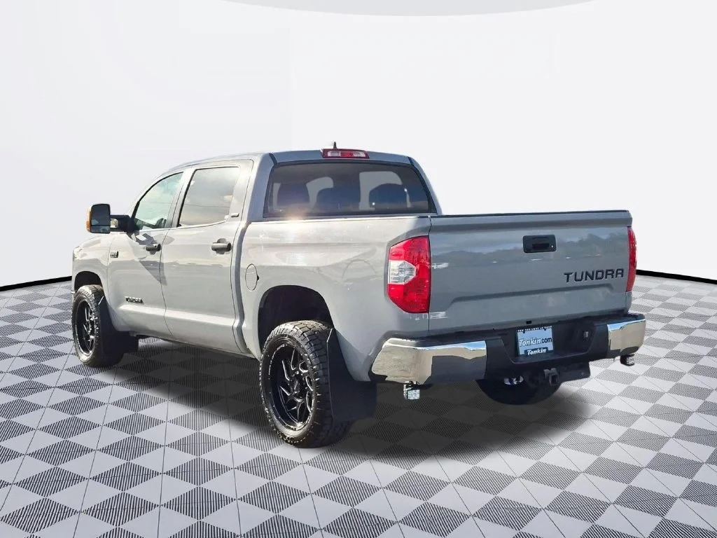 Used 2020 Cement Toyota SR5 image 4