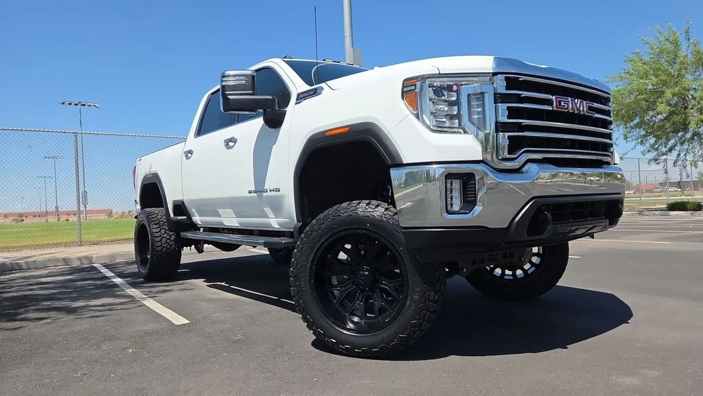 Used 2023 White GMC SLT image 2