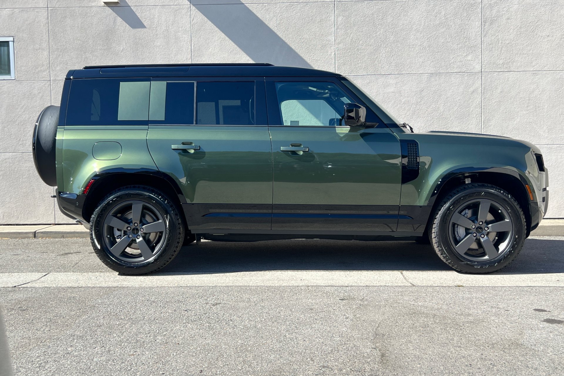 New 2026 Woolstone Green Land Rover X-Dynamic SE image 8