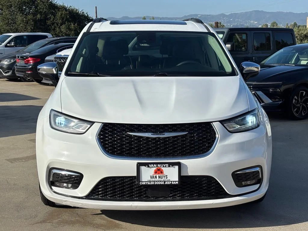 Used 2023 Bright White Clearcoat Chrysler Limited image 6