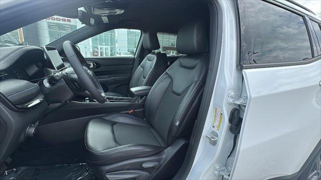 New 2026 Bright White Clear-Coat Exterior Paint Jeep Latitude image 10