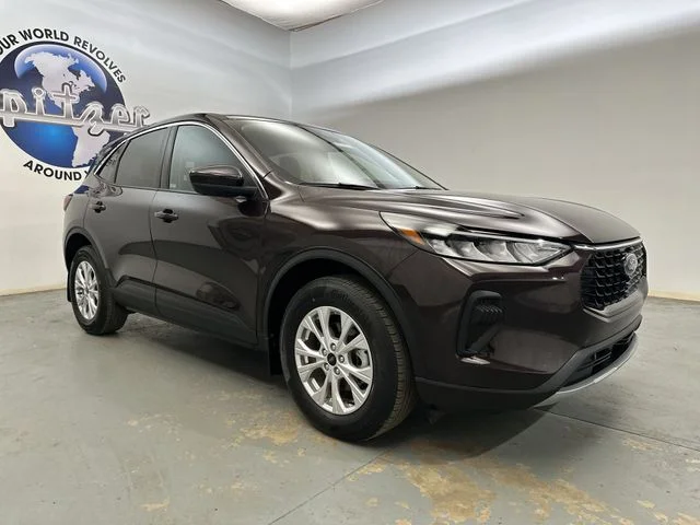 Used 2023 Red Ford Active image 11