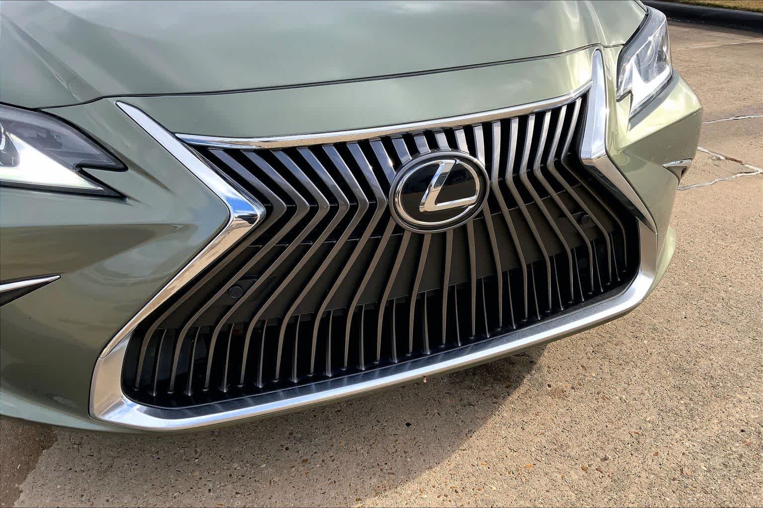 Used 2019 Sunlit Green Lexus  image 29