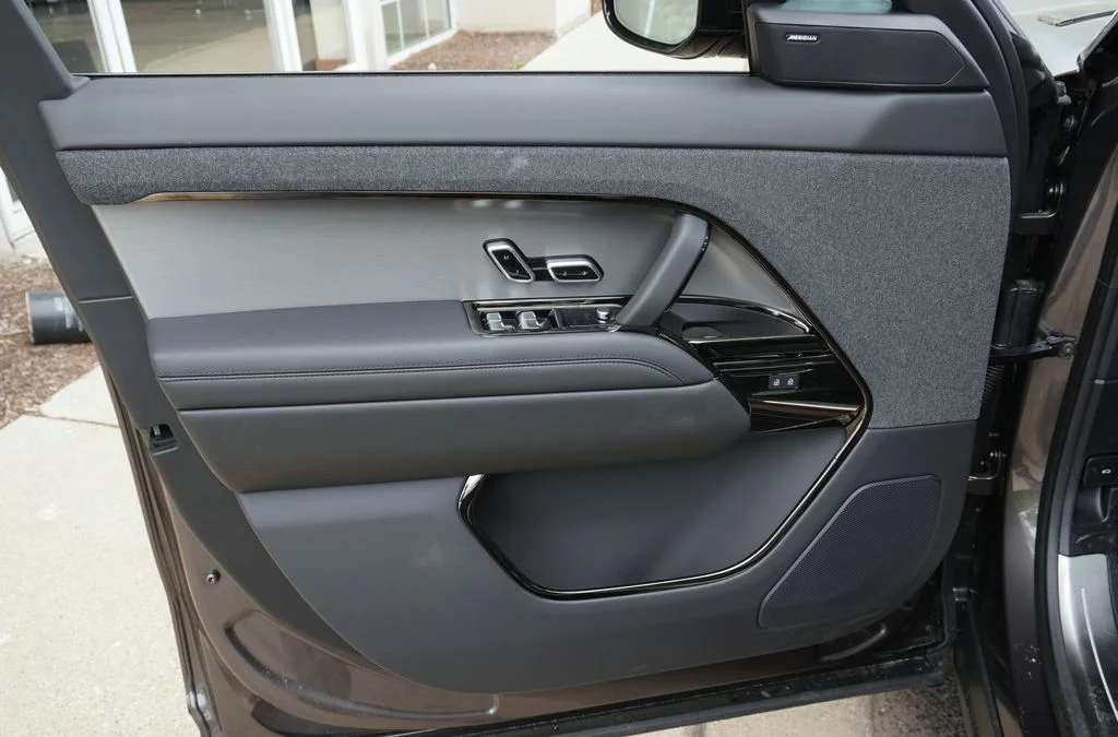 New 2026 Charente Grey Land Rover Dynamic SE image 11