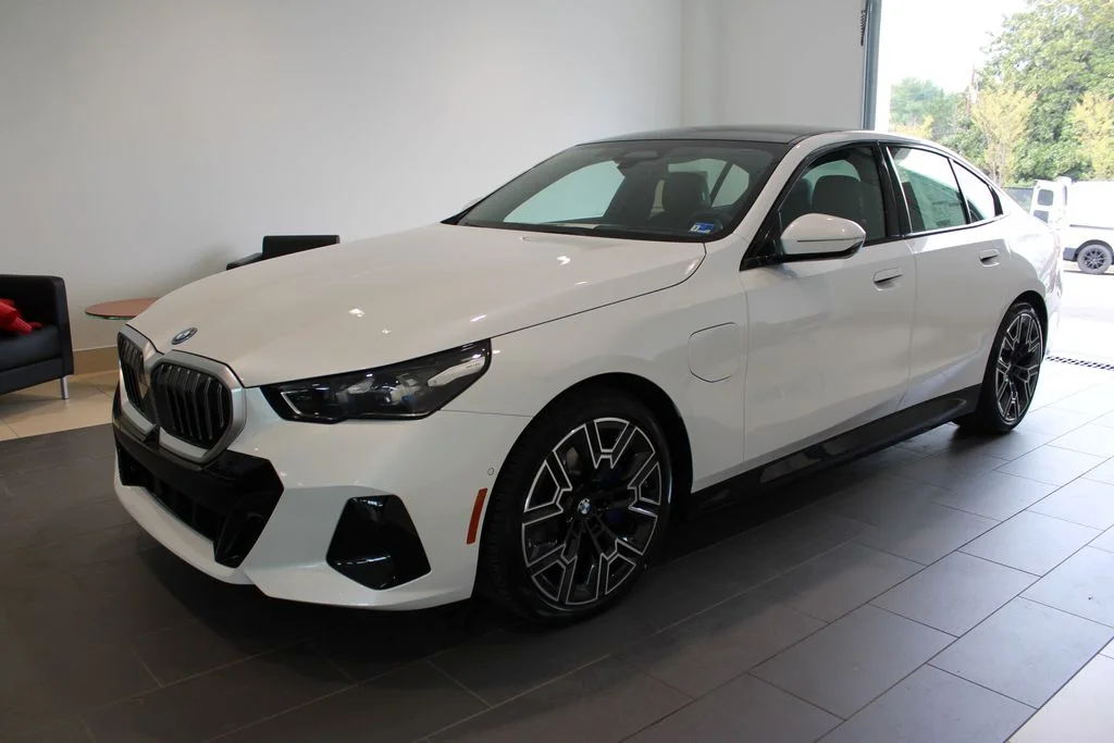 New 2026 Mineral White Metallic BMW 550e xDrive image 11