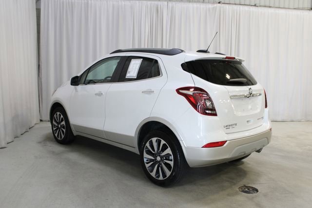 Used 2022 White Frost Tricoat Buick Preferred image 27