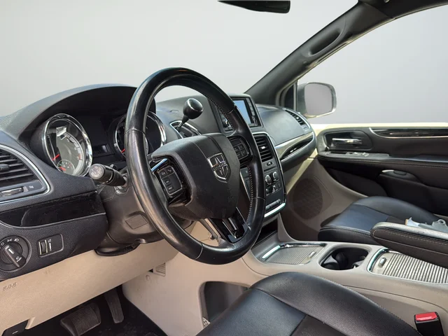 Used 2019 White Dodge SXT image 9