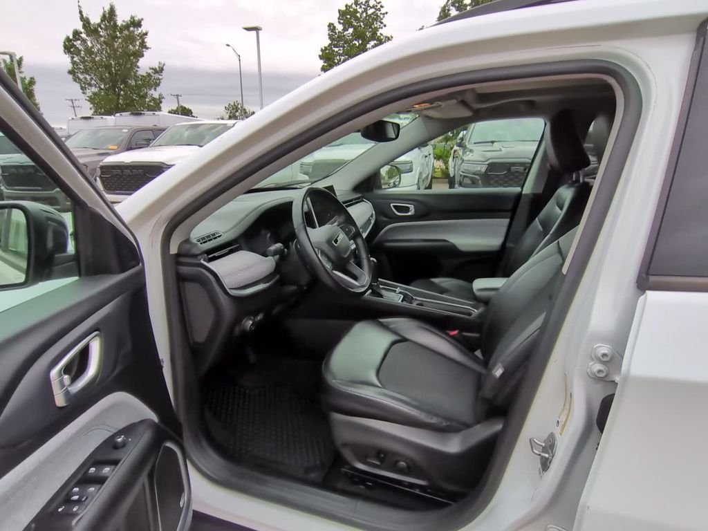 Used 2022 White Jeep Latitude image 18