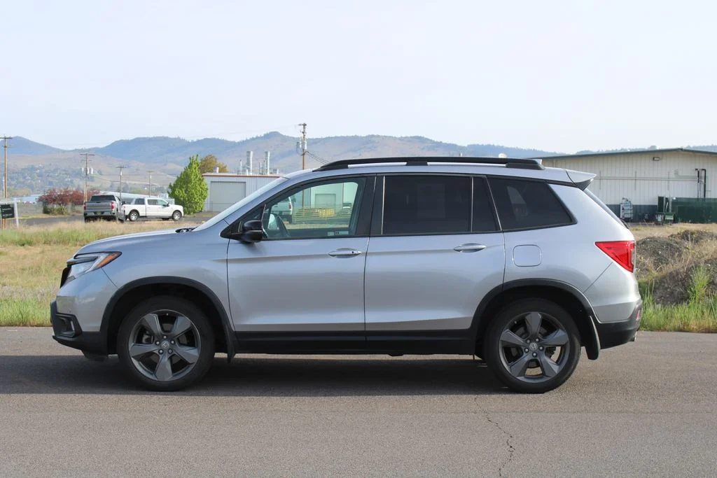 Used 2020 Lunar Silver Metallic Honda Touring image 3