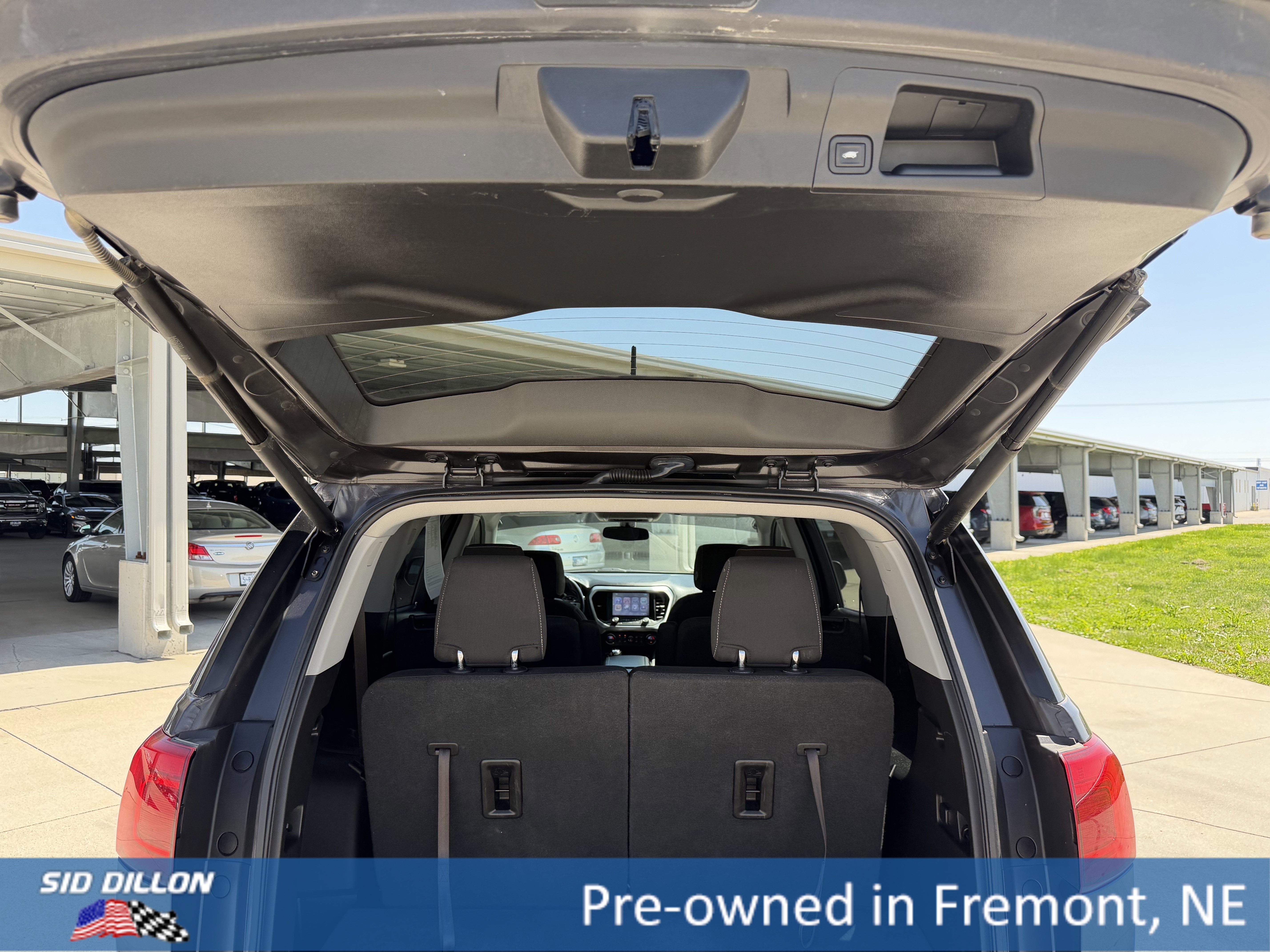 Used 2018 Iridium Metallic GMC SLE image 11