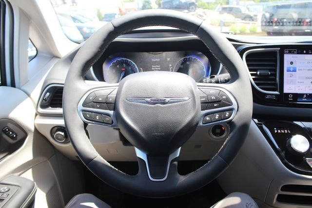Used 2023 Silver Chrysler Touring L image 13