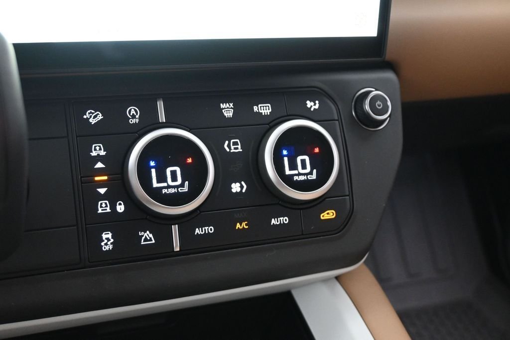 New 2026 White Land Rover X-Dynamic SE image 12