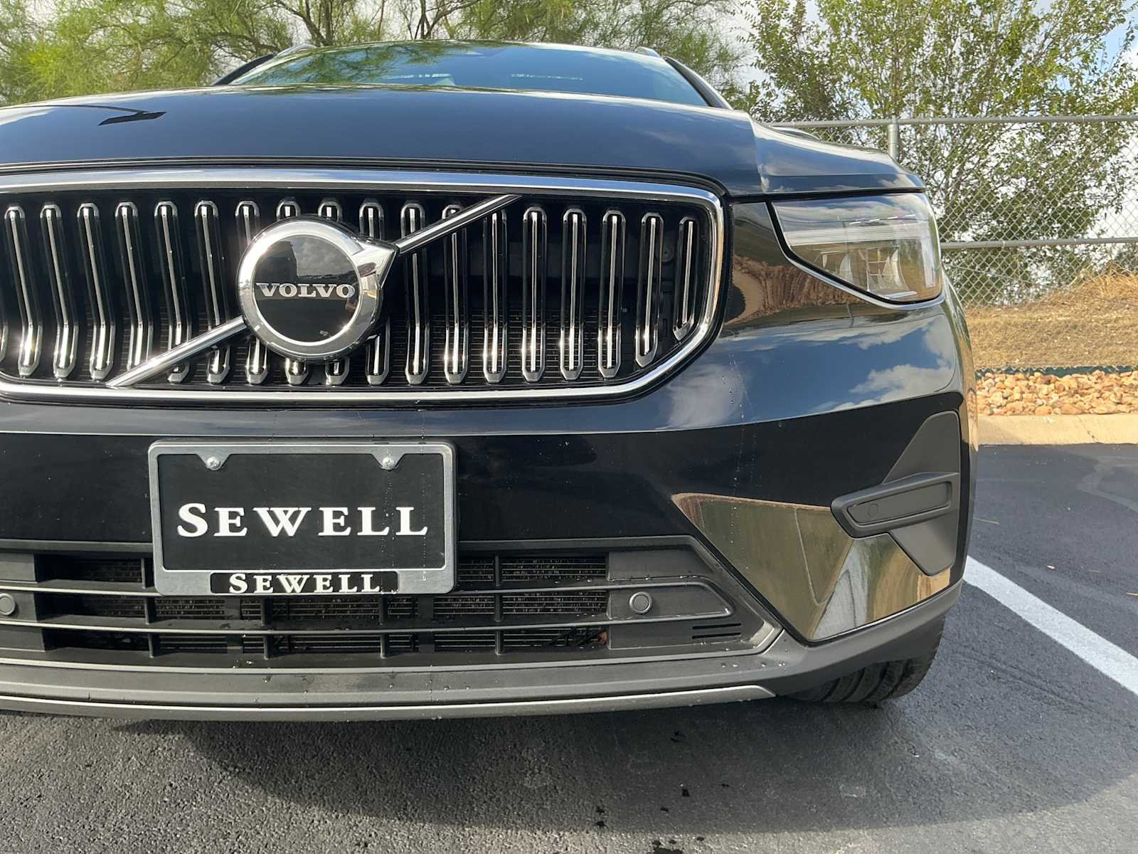 Used 2025 Onyx Black Metallic Volvo Core Bright Theme image 7