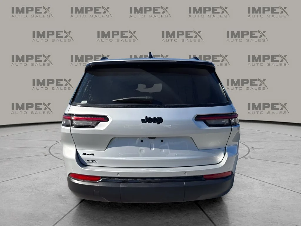 Used 2025 Silver Jeep Altitude image 4