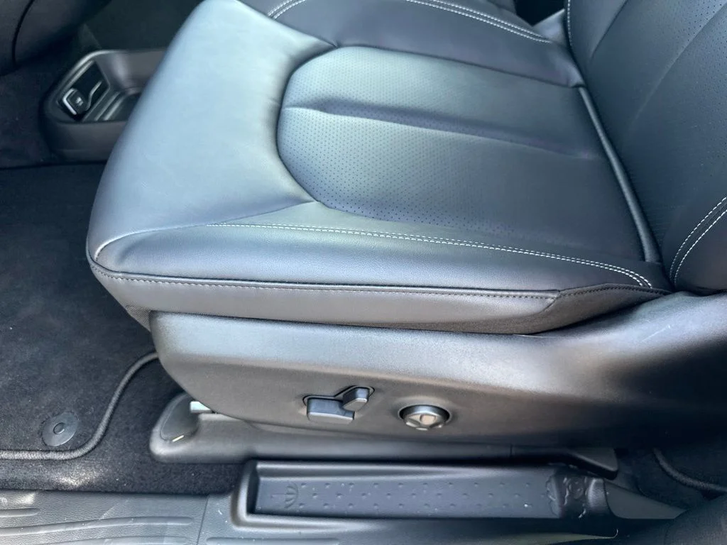 New 2027 Olive Green Pearl-Coat Exterior Paint Chrysler Select image 18