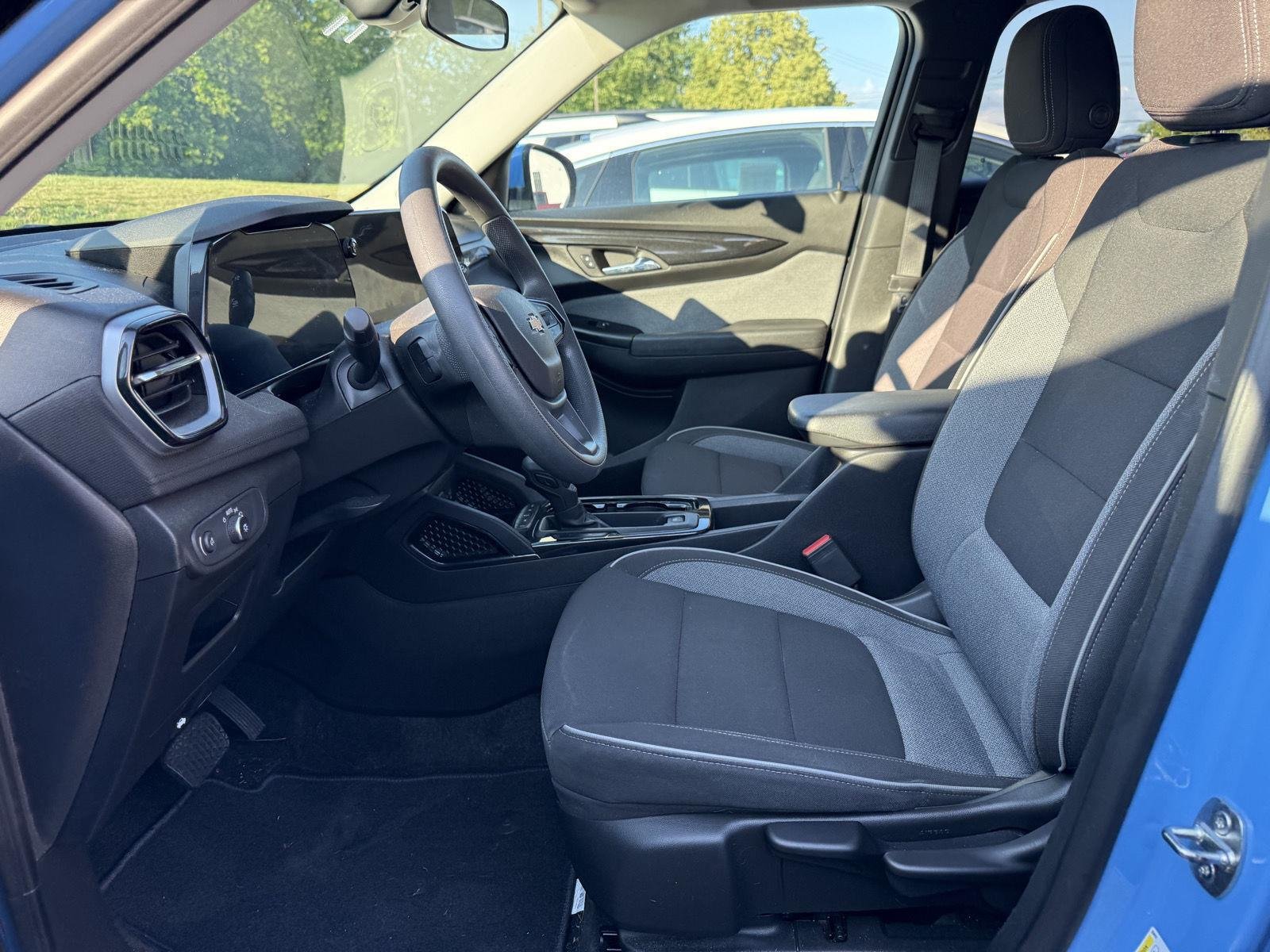 Used 2024 Fountain Blue Chevrolet LT image 3