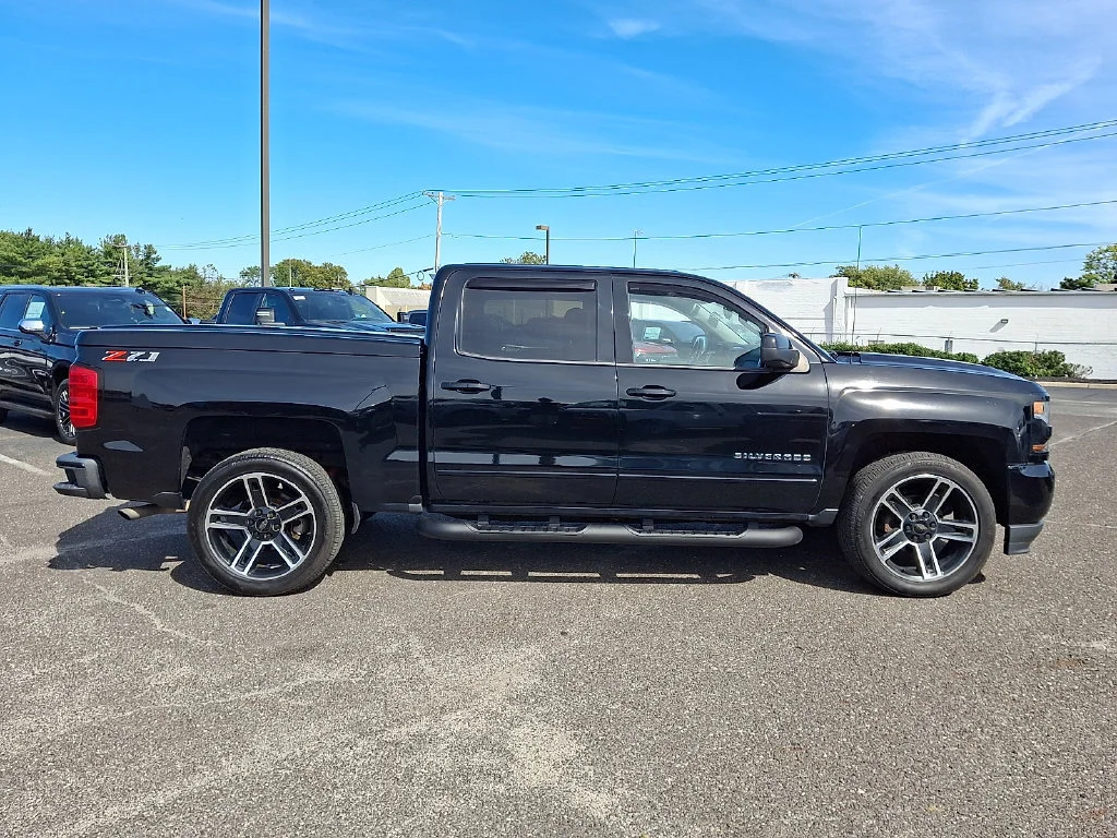 Used 2018 BLACK Chevrolet LT image 13