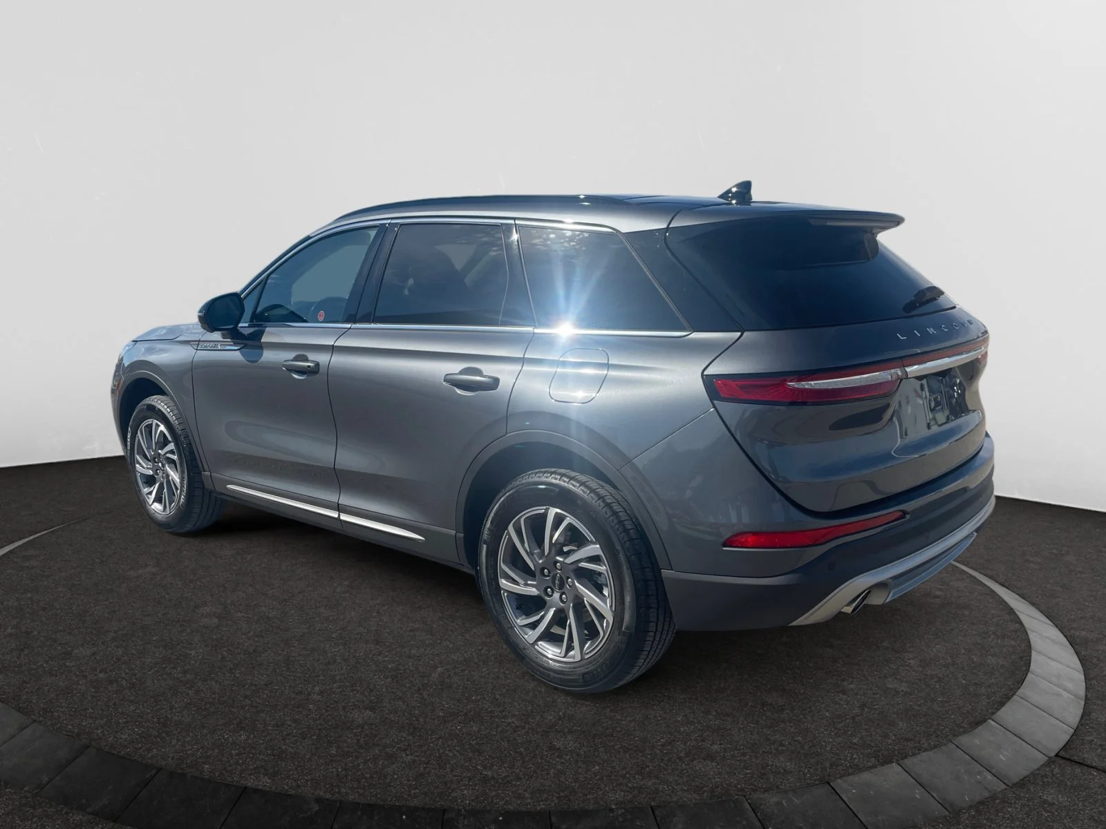 Used 2025 GRAY Lincoln PREMIERE AWD image 3