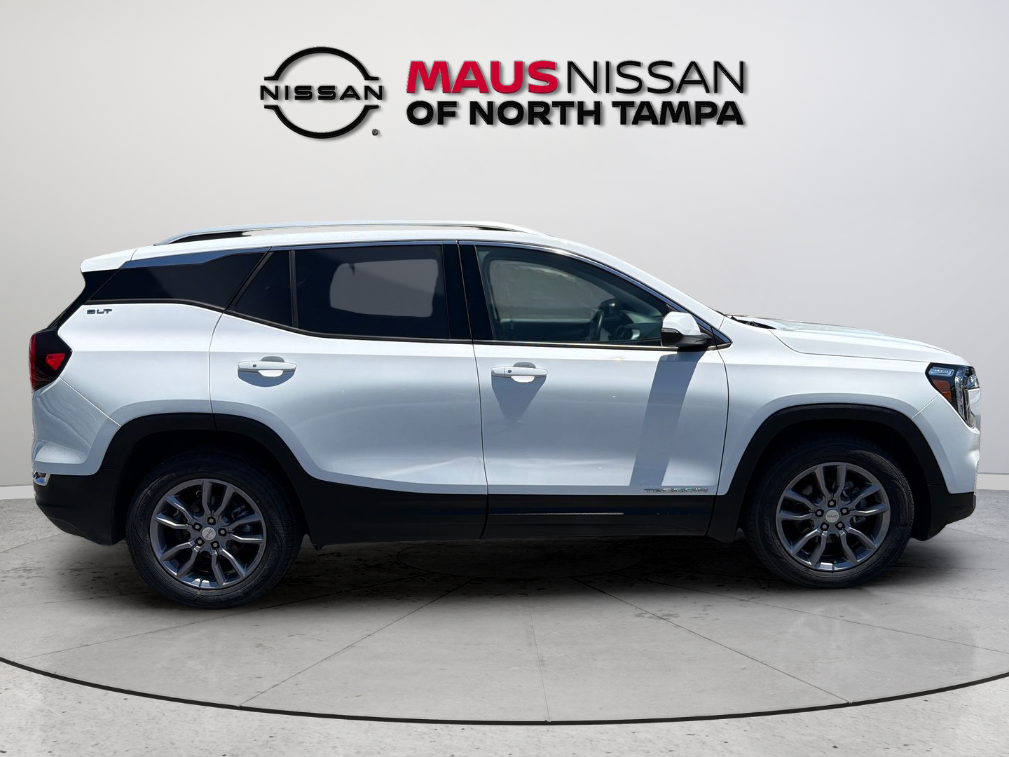 Used 2024 White GMC SLT image 9