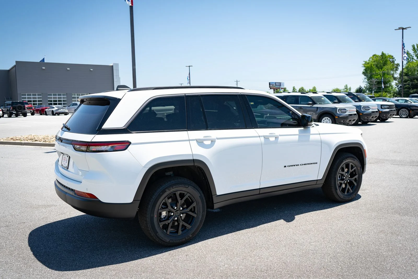 New 2026 Bright White Clear-Coat Exterior Paint Jeep Altitude image 10