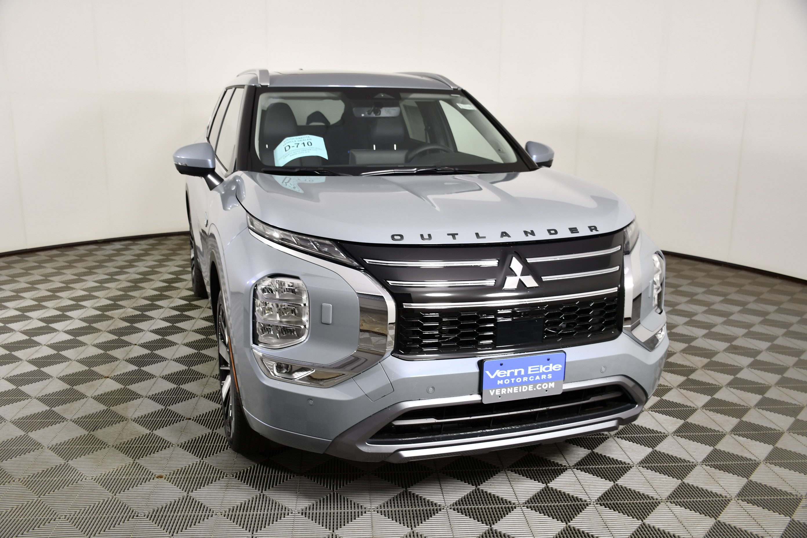 New 2026 Moonstone Gray Metallic Mitsubishi SEL image 3