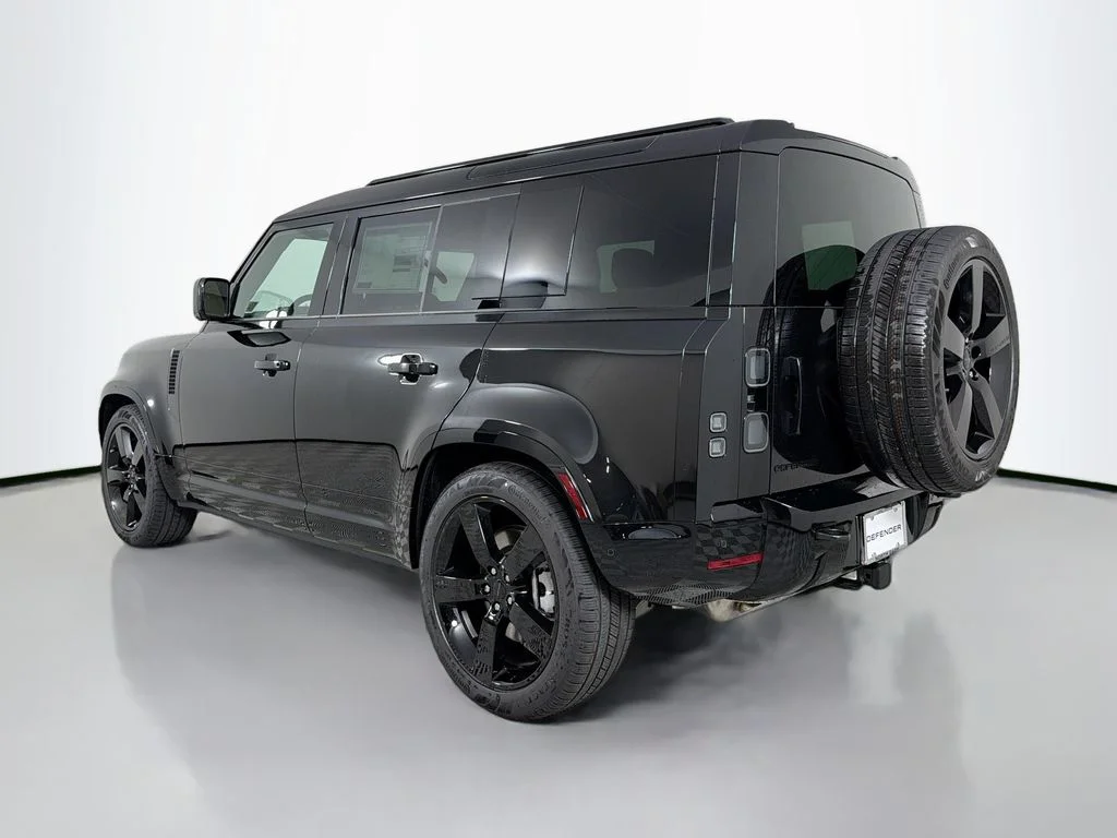 New 2026 Santorini Black Metallic Land Rover X-Dynamic SE image 7