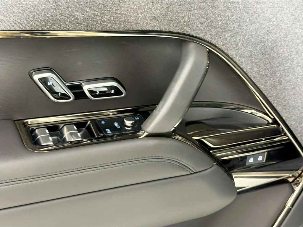 Used 2024 White Land Rover SE image 18