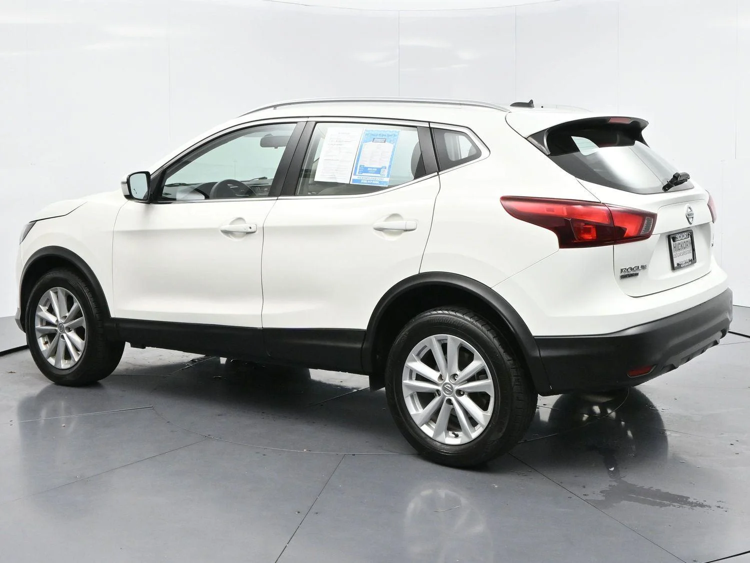 Used 2017 Glacier White Nissan SV image 5