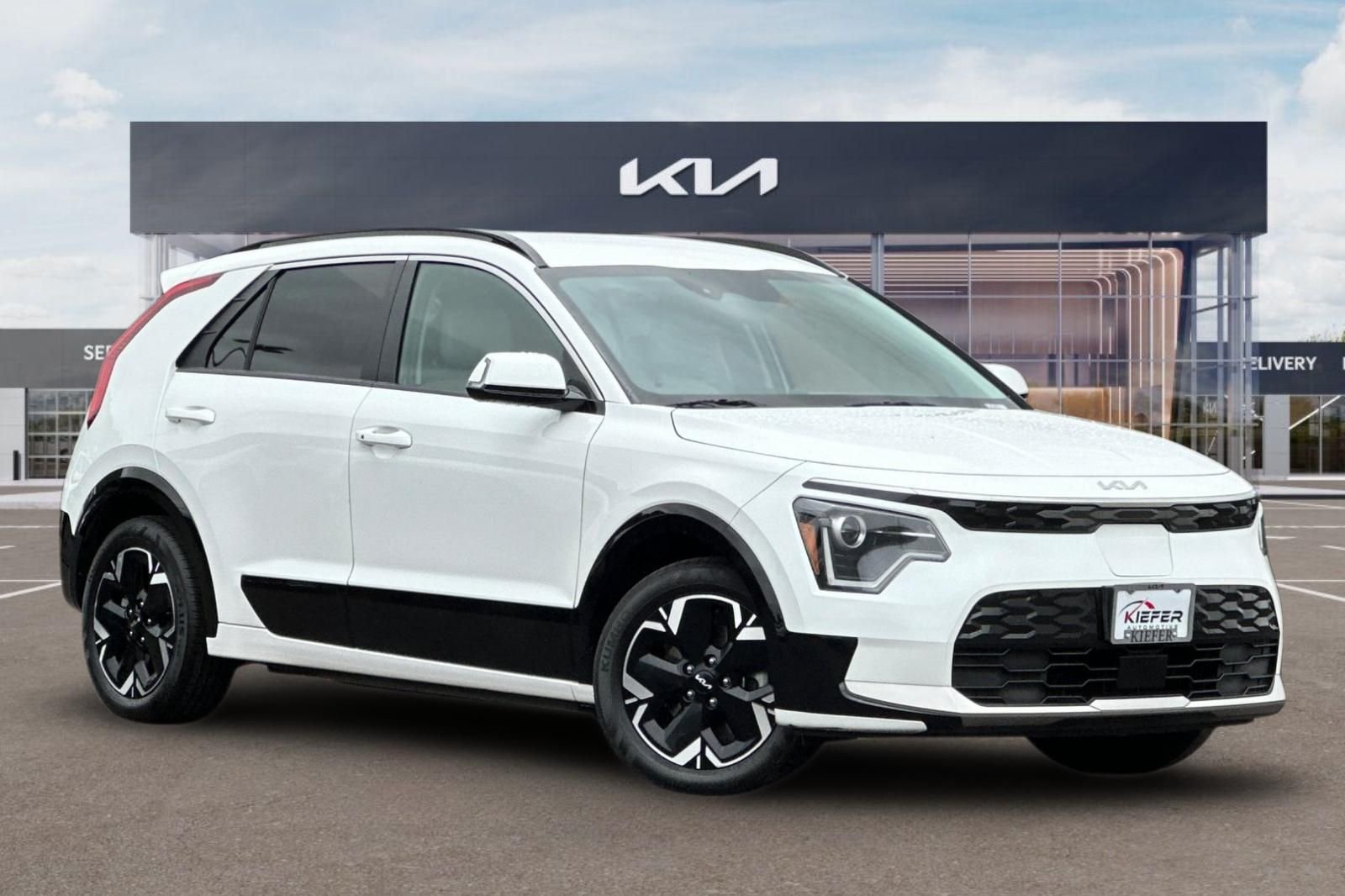 Certified Used 2023 White Kia Wind image 2