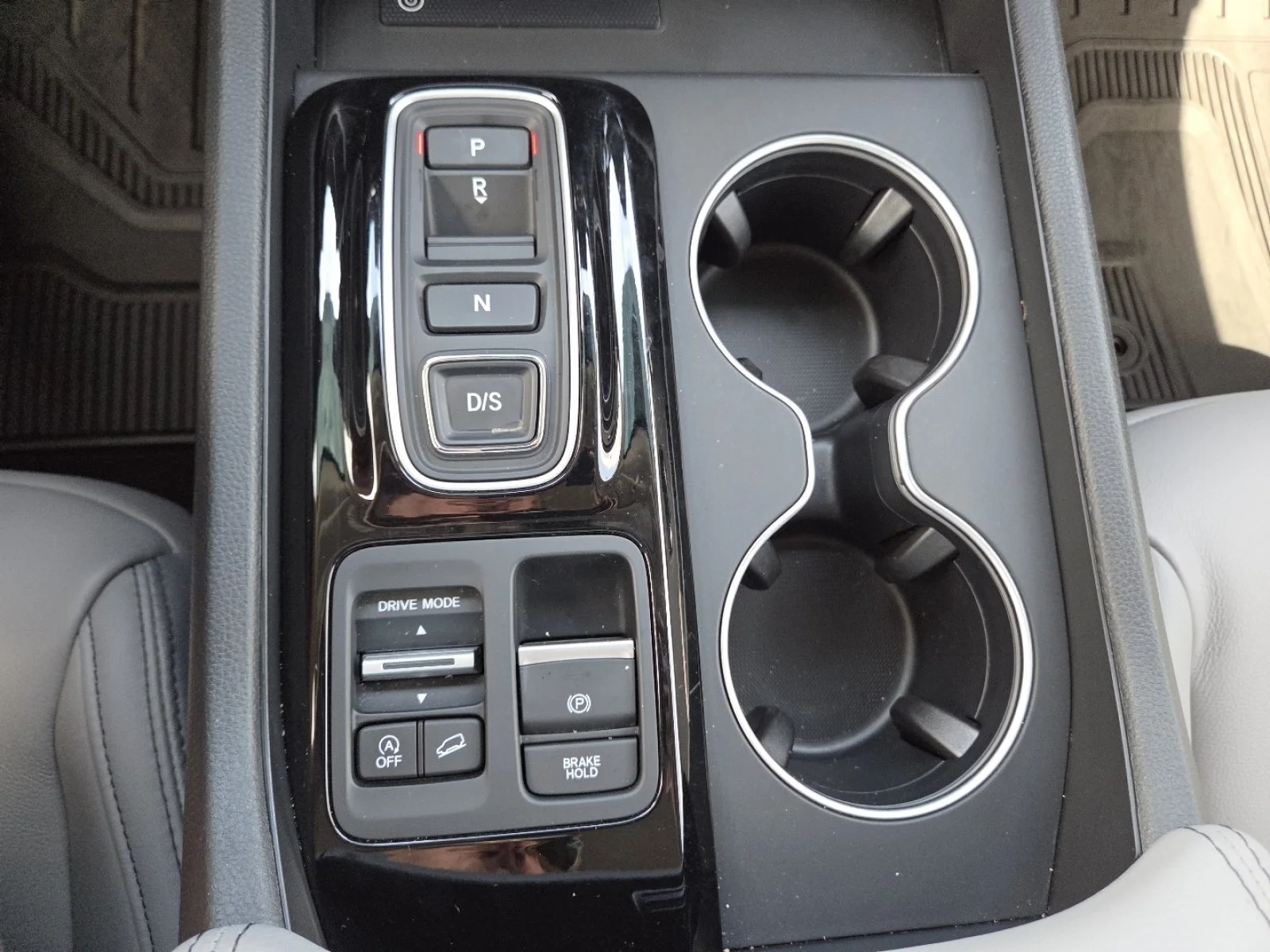 Used 2025 Platinum White Pearl Honda Touring AWD image 34
