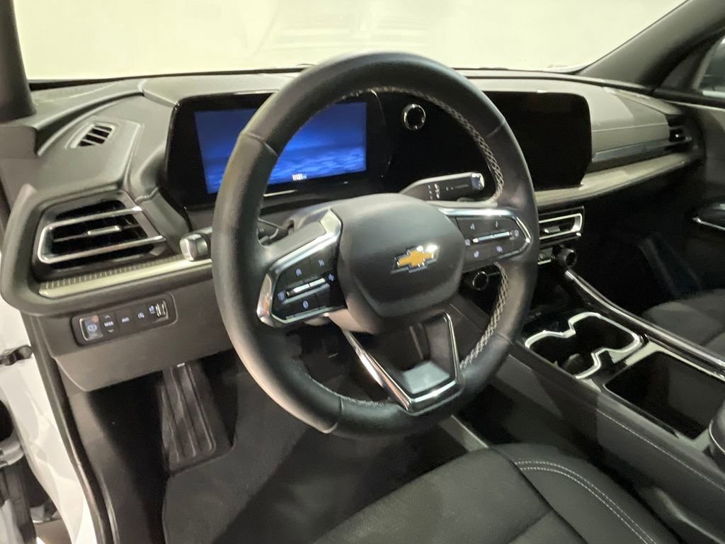 Used 2025 Summit White Chevrolet LT image 23