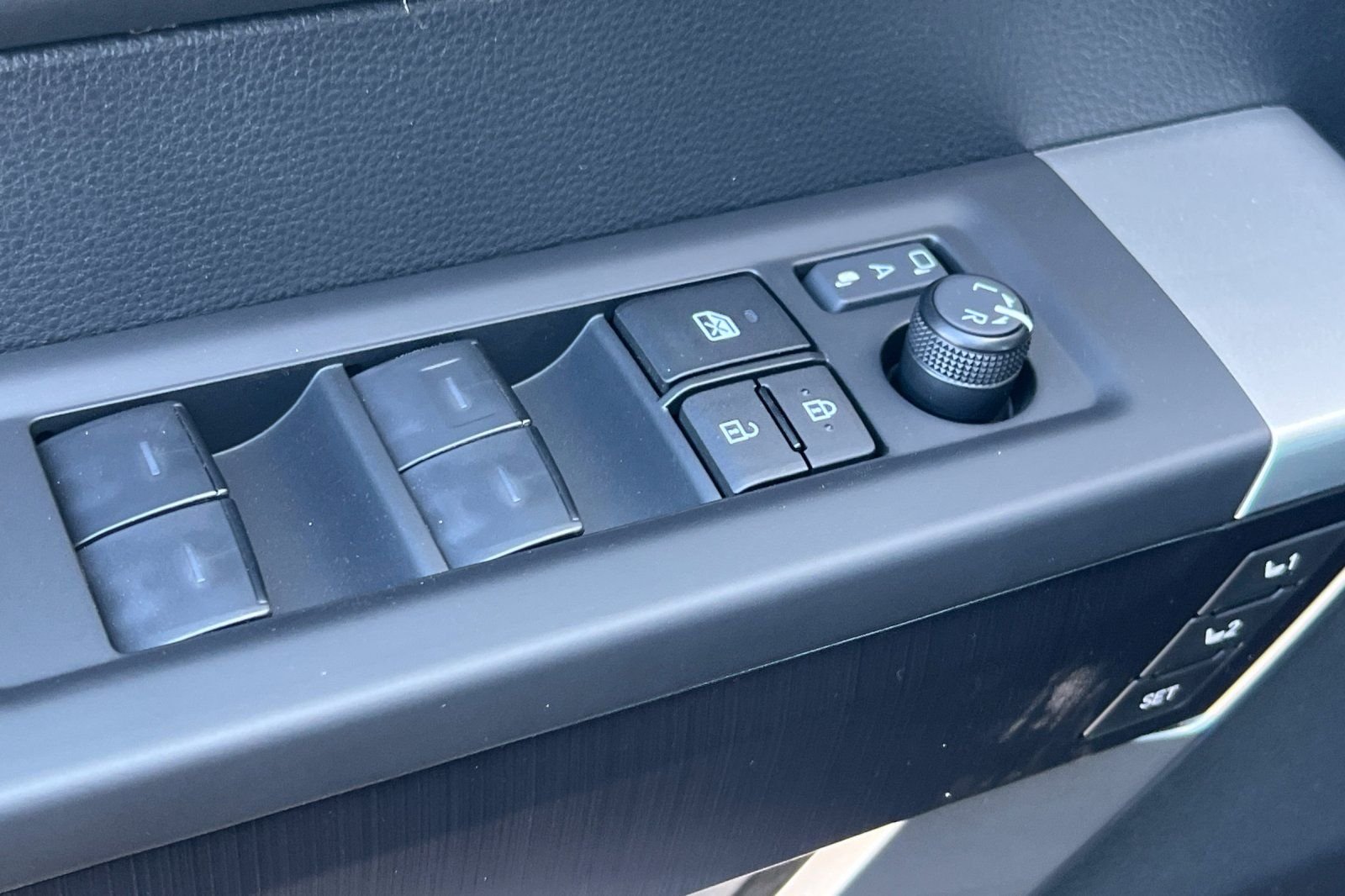 2025 Toyota Tundra Platinum - Photo 12