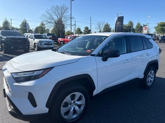 Used 2025 Ice Toyota LE image 6