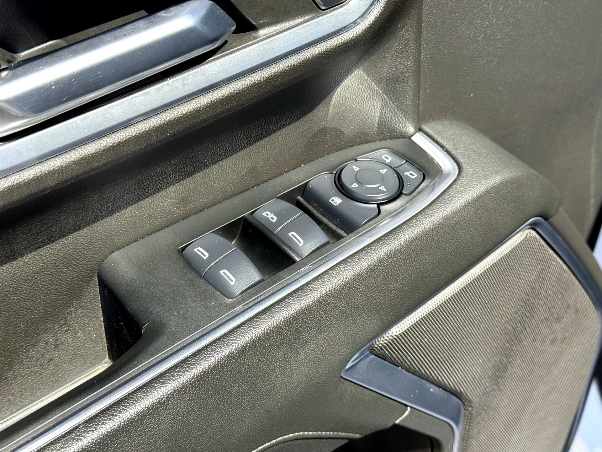 Used 2024 Summit White Chevrolet LT image 15